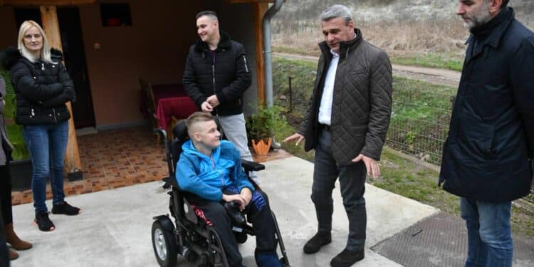 3,2,1- Čačak! Gradonačelnik za primer: Todorović odmah posle mejla mladića stigao u Ježevicu i sada se ostvaruje Filipov san!