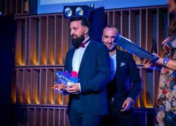 Kadrovi iz srca: Evo zbog čega je Bojan Stojanović dobio prestižno „321 Srbija“ priznanje! (VIDEO)