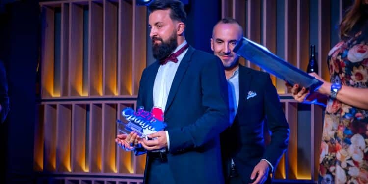 Kadrovi iz srca: Evo zbog čega je Bojan Stojanović dobio prestižno „321 Srbija“ priznanje! (VIDEO)