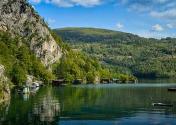 Splavarenje, ribolov i mir: Najbolje destinacije za odmor na Drini