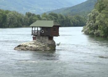 Kućica na Drini: Simbol snage koji privlači turiste sa svih strana sveta