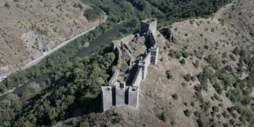 Tvrđava Maglič: Mistični dragulj doline Ibra