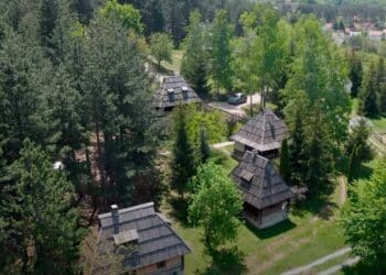 Od vajata do muzeja: Fascinantno selo Sirogojno