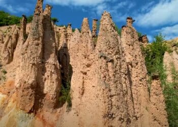 Prirodno čudo Đavolja Varoš: Legenda o okamenjenim svatovima