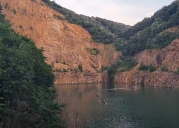 Ledinačko jezero: Rajsko plavetnilo usred Fruške Gore