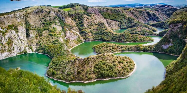 Magični meandri Uvca u zlatnim jesenjim tonovima
