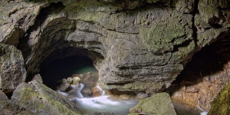 Skriveno blago Zviških planina: otkrijte Dubočku pećinu