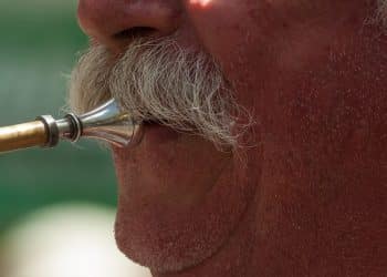 Zrenjanin sutra u znaku brka – autorsko vođenje kroz neobičnu izložbu