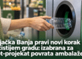Ilustracija povrata PET boce u automat za prikupljanje ambalaže, uz torbu sa praznim bocama i limenkama.