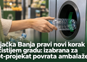 Ilustracija povrata PET boce u automat za prikupljanje ambalaže, uz torbu sa praznim bocama i limenkama.